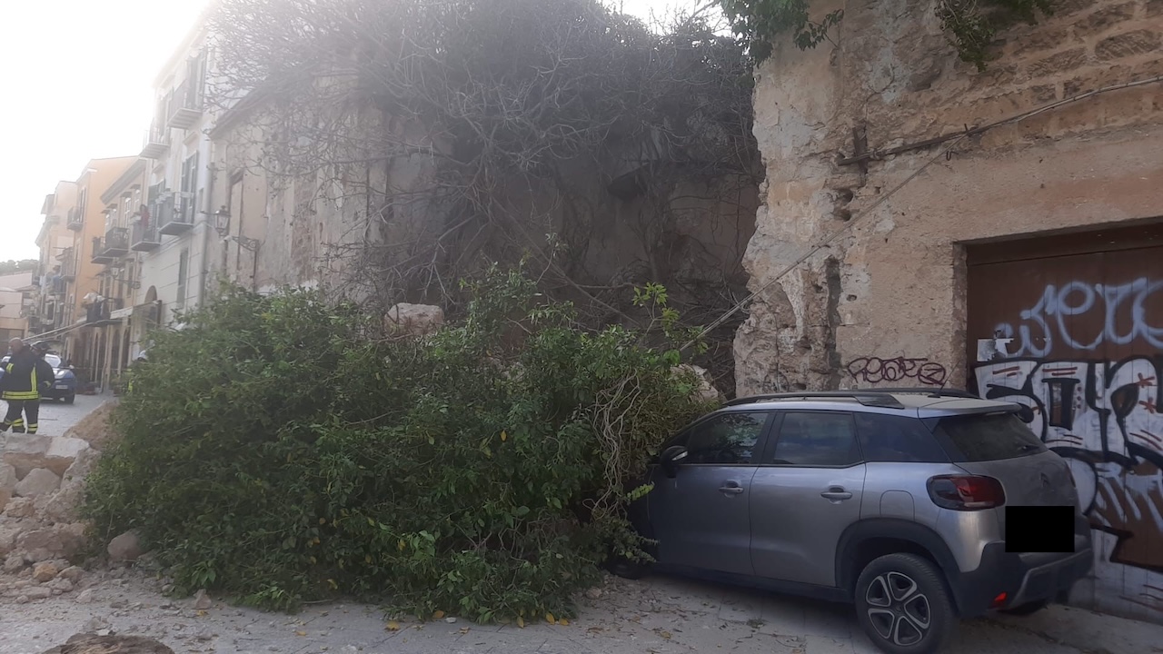 Crollo parziale di edificio di due piani in Piazza Magione: si cercano eventuali dispersi