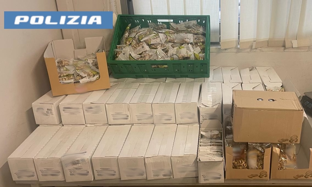 Scontro frontale con una Volante: giovani catanesi rubano 100 scatole di frutta secca