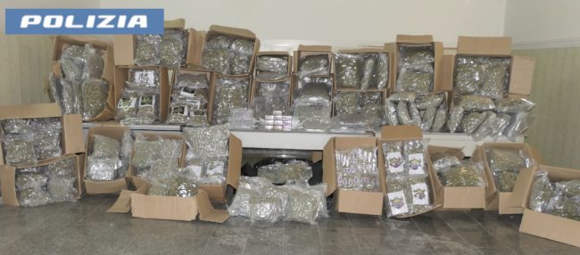 Maxi sequestro di droga a Catania: 250 kg di marijuana e 34 kg di hashish nascosti tra la frutta