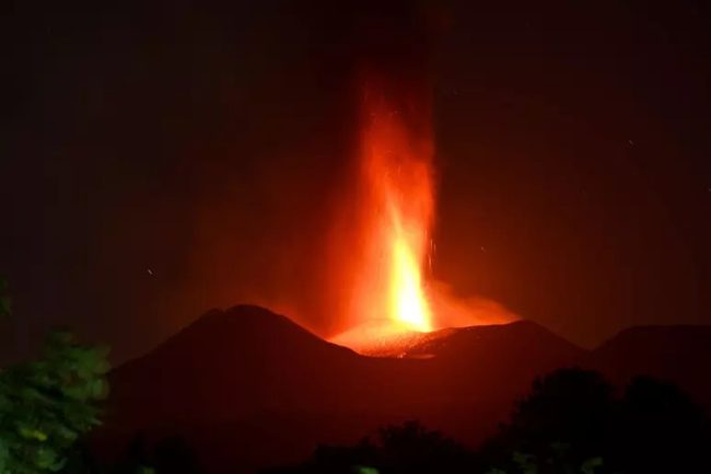 Etna in attività: boati e fontane di lava dai crateri sommitali