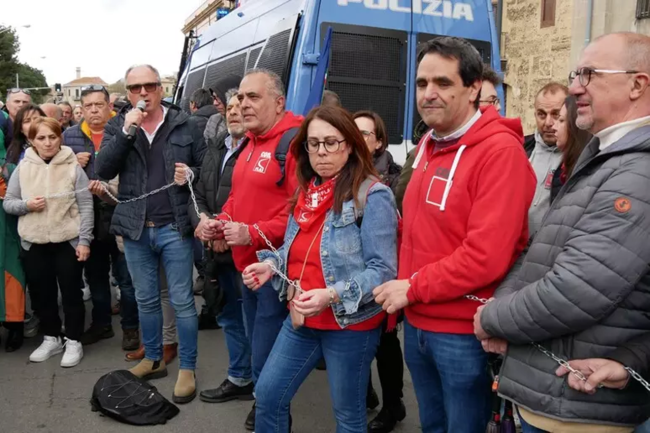Protesta dei Forestali a Palermo, manifestanti si incatenano davanti a Palazzo d’Orléans