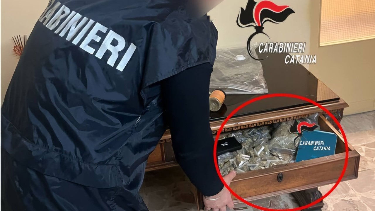 Scoperto minimarket della droga in una mansarda: arrestati due giovani a Catania