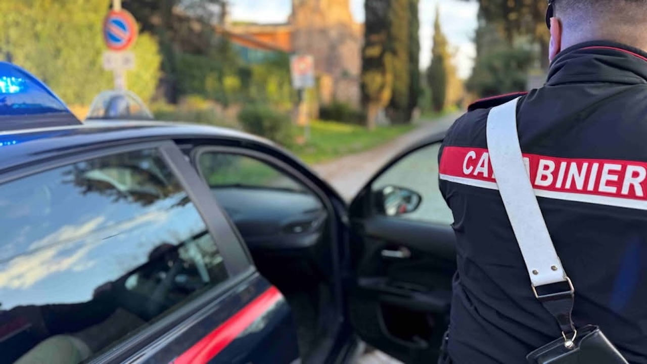 Maltrattamenti e tentate estorsioni: 25enne allontanato dalla famiglia