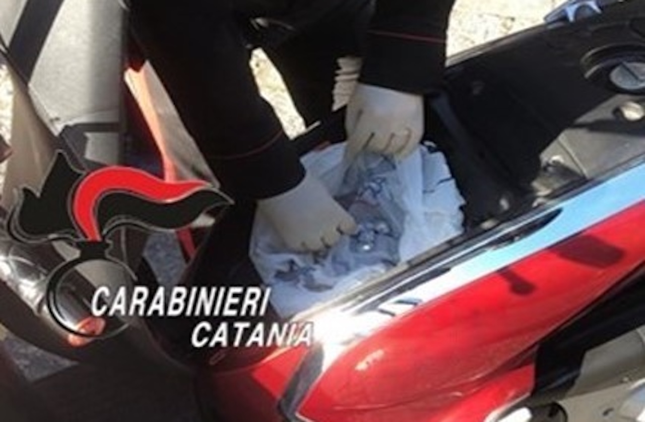 Tenta di scappare sullo scooter, i Carabinieri lo fermano e scoprono la droga: arrestato catanese