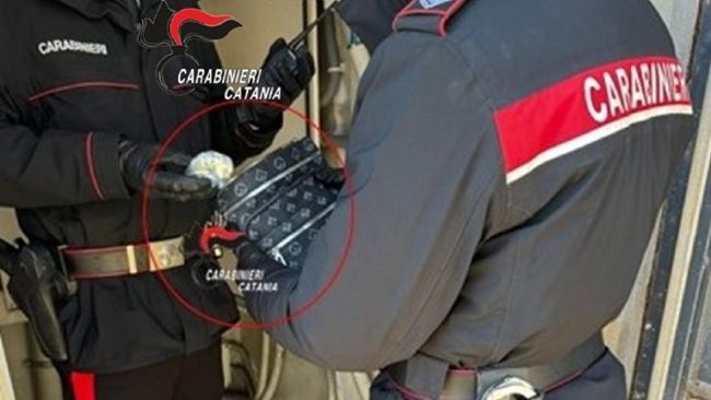Giarre, baby pusher tenta la fuga dagli agenti ma fallisce