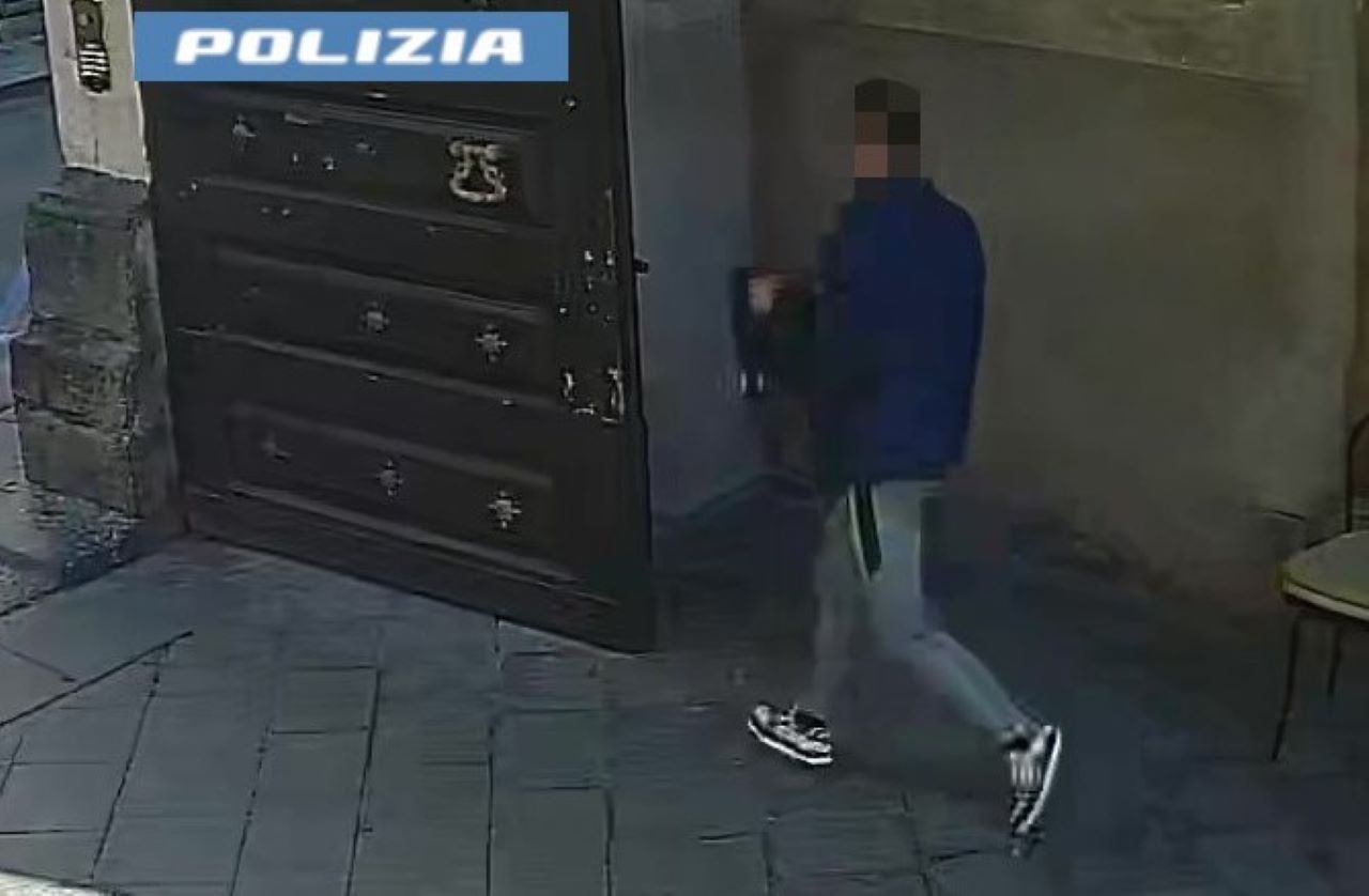 Catania, ruba un borsello al museo ma viene immortalato dalle telecamere: denunciato 38enne