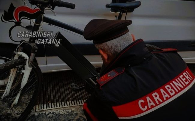 Catania, tenta di rubare la bici ad un rider mentre consegna le pizze: denunciata 23enne