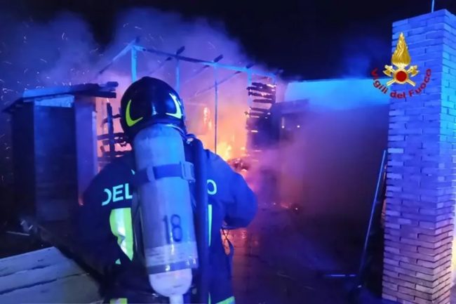 Incendio distrugge una dependance sulla SS122, nessun ferito