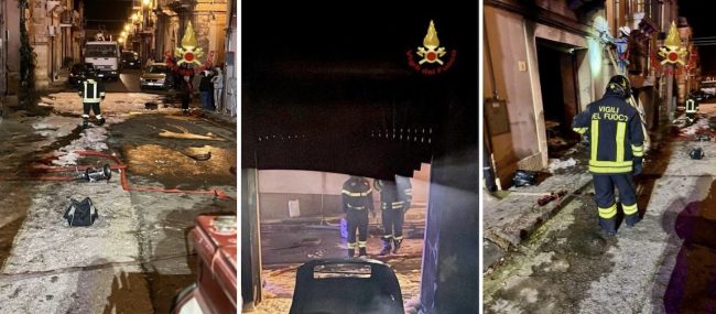 Vasto incendio in due garage di Grammichele, famiglie evacuate