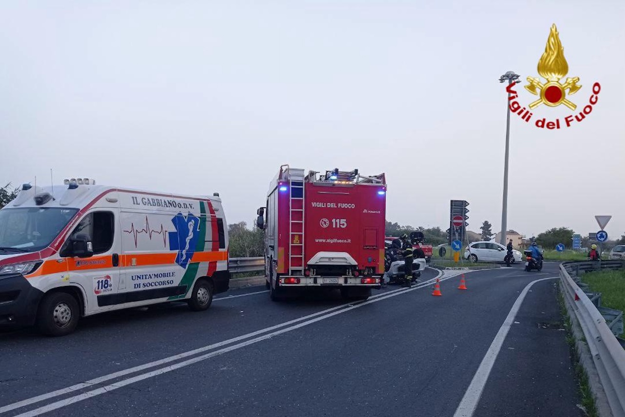 Incidente in via Nazionale, microcar elettrica si ribalta allo svincolo sud di Acireale