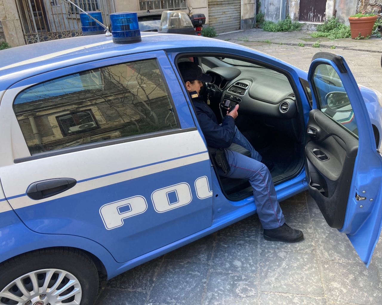 Lite familiare degenera a Catania: estrae un coltello e minaccia i parenti, 24enne denunciato