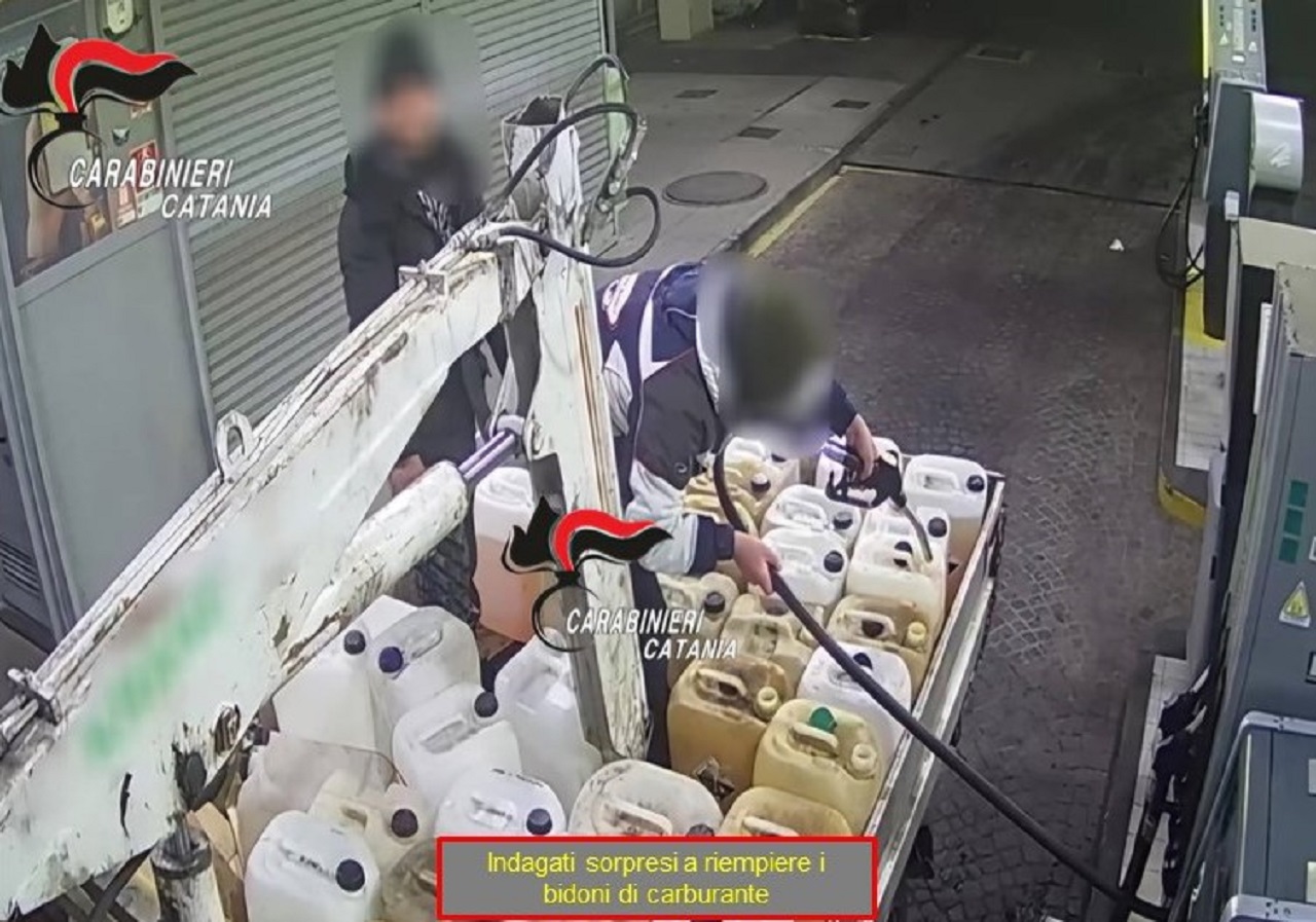 Catania, operazione “Fuel Card” per clonazione di carte d’acquisto carburante: 3 arresti e 16 indagati – NOMI