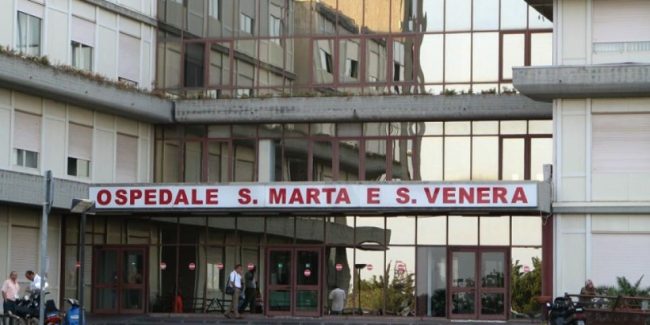 Paralizzato da una tossina botulinica presente in una conserva vegetale: prodotto ritirato dal commercio
