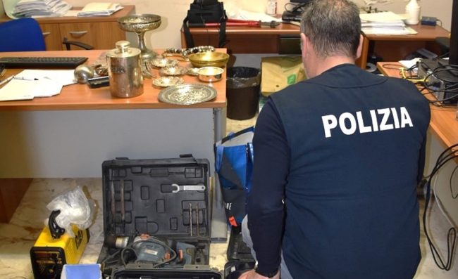 Niscemi, ladro recidivo fa “piazza pulita”: tra gli oggetti rubati anche la bici di un bimbo