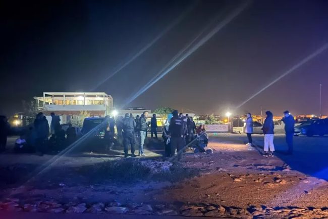 Sbarcano 100 migranti col mare in tempesta a Lampedusa