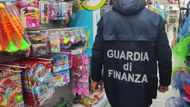 Gela, sequestro di 1.500 articoli non sicuri. Segnalato un commerciante