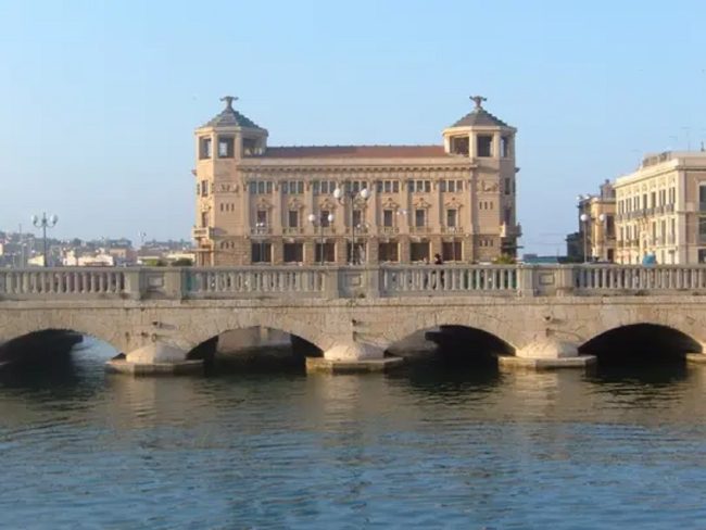 Ponte Umbertino bloccato per corteo giovane scomparso, Questore: “Fuochi d’artificio inutili”