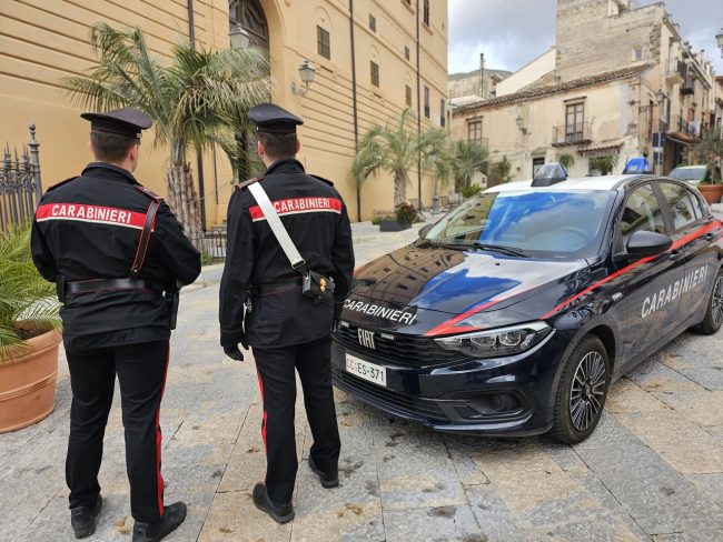 Tenta di uccidere la madre strangolandola: arrestato 30enne nel Palermitano