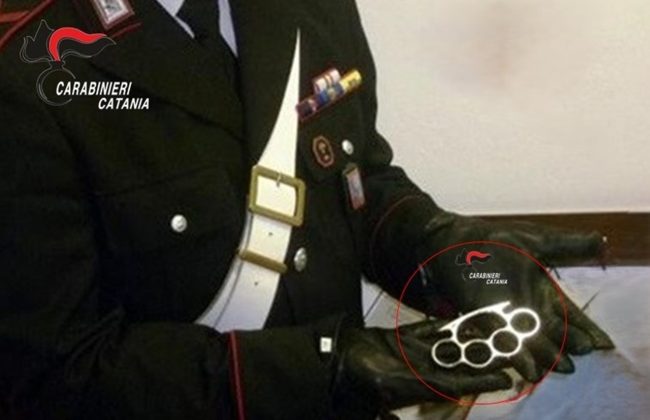 Biancavilla, 18enne sorpreso con un tirapugni in piazza: denunciato