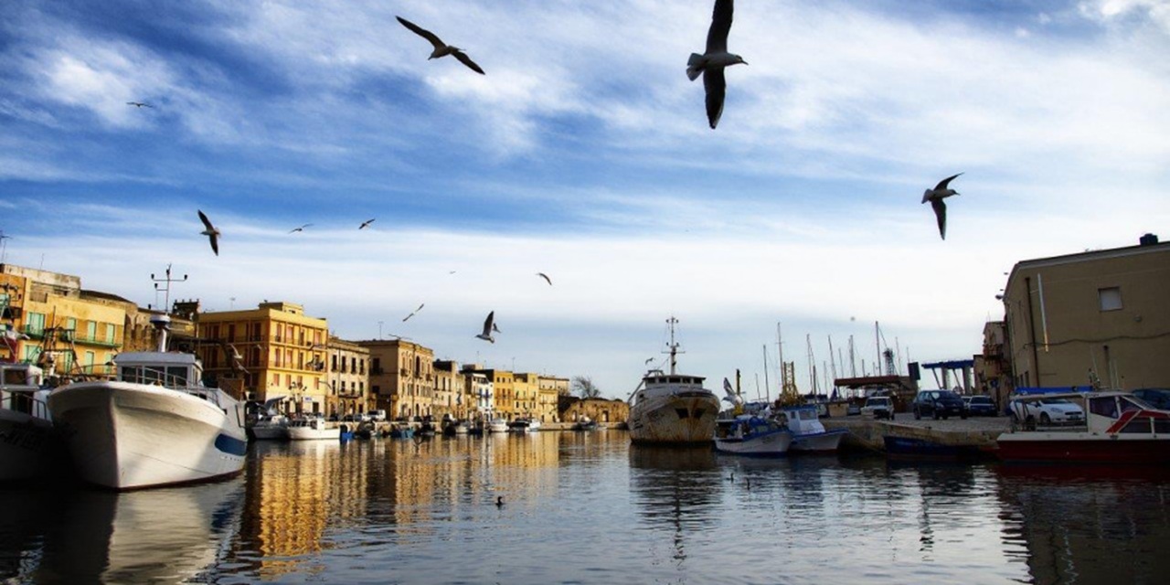 Mazara del Vallo, cadavere galleggia nel porto-canale: aveva una corda legata a una gamba e un sacchetto pieno di pietre