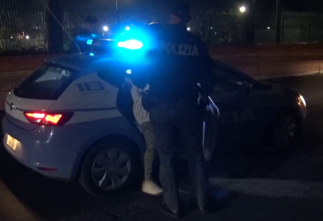 Ubriaco genera il panico in due fast food di Catania, fugge poi dall’ospedale e torna al locale