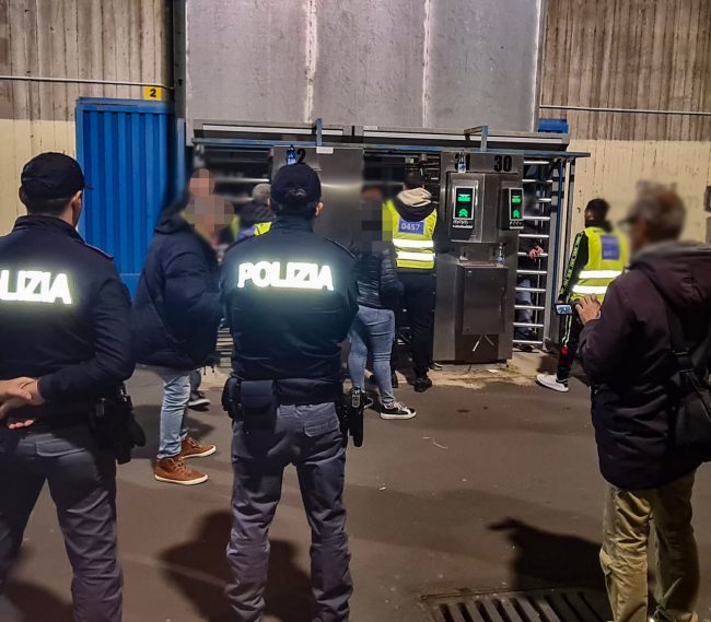 Ultras denunciato per aver tentato il trasporto di un petardo durante la partita Catania-Crotone