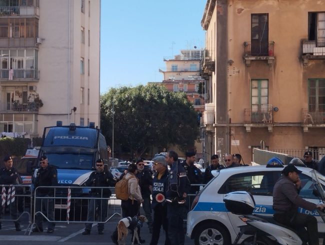 Sgombero in corso delle case occupate in via Calatabiano 49 a Catania