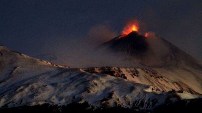 Etna, attività stromboliana in diminuzione: gli ultimi aggiornamenti dall’Ingv