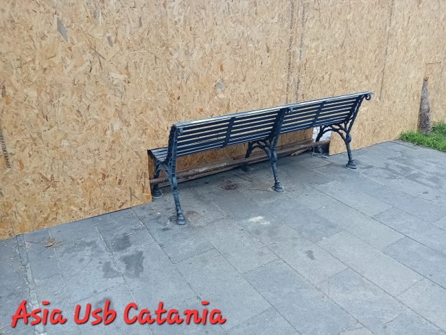 Catania, un nuovo chiosco-bar in piazza Borgo “inghiotte” alberi e panchine