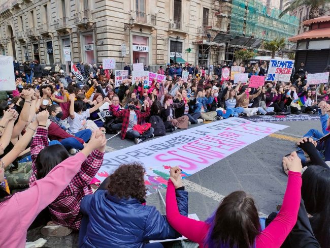 Anche Catania scende in piazza contro i femminicidi: oltre duemila persone in corteo