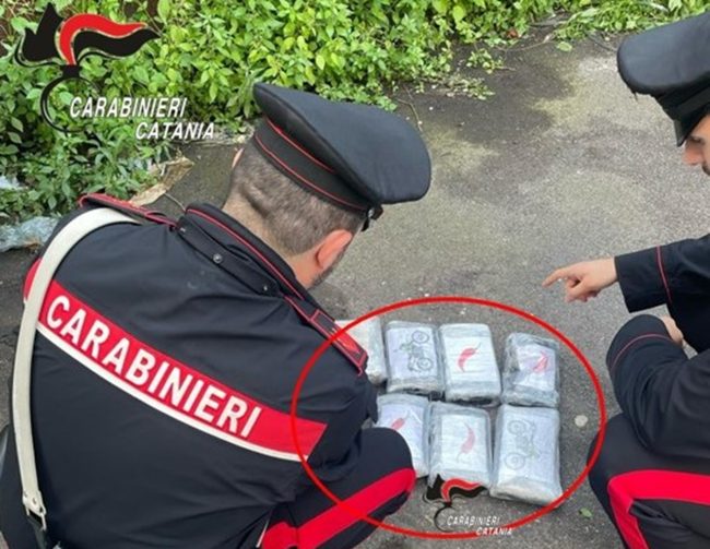 Catania, 7 kg di cocaina nascosti tra i rifiuti dentro uno zaino