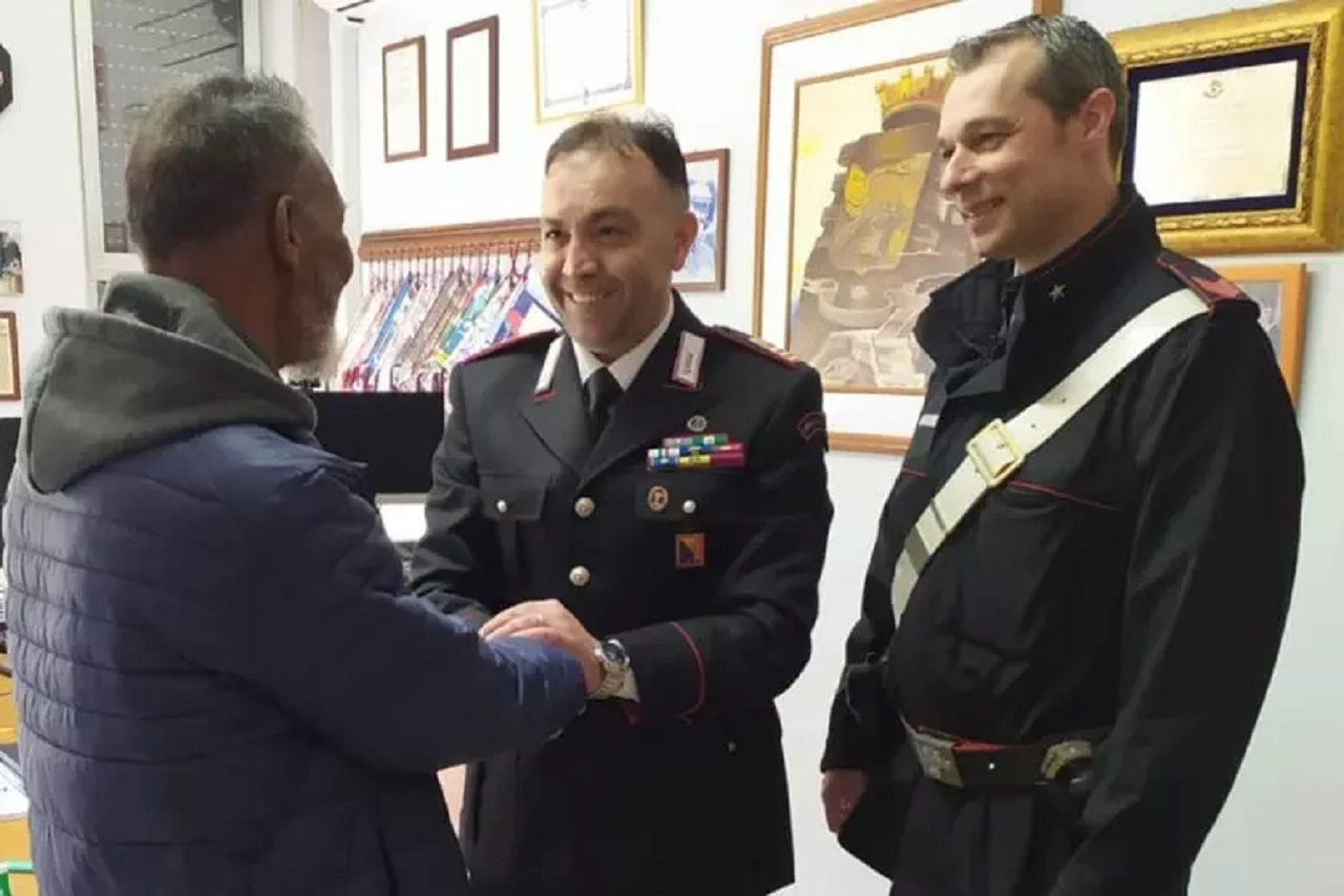 Picchiano un immigrato e gli rubano il cellulare: i carabinieri glielo ricomprano