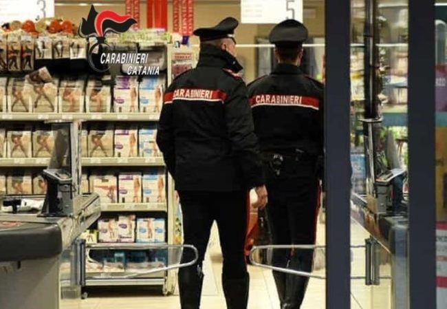 Riempivano buste di spesa, ma pagavano pochi articoli: arrestate due donne nel Catanese