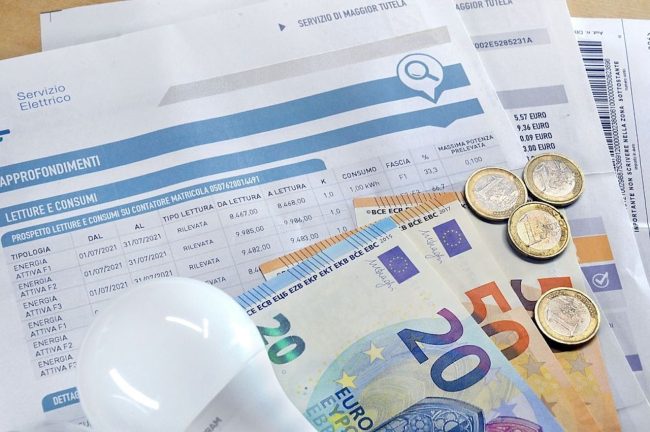 Bollette, bonus da 200 euro e agevolazioni su elettrodomestici