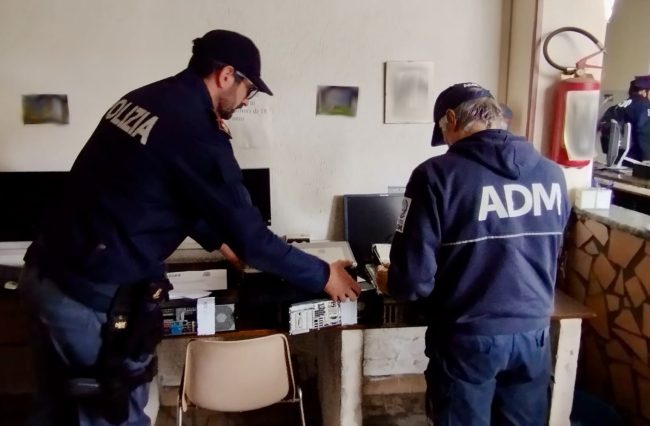 Catania, scoperte 5 slot illegali in una sala giochi: sanzioni per 100mila euro