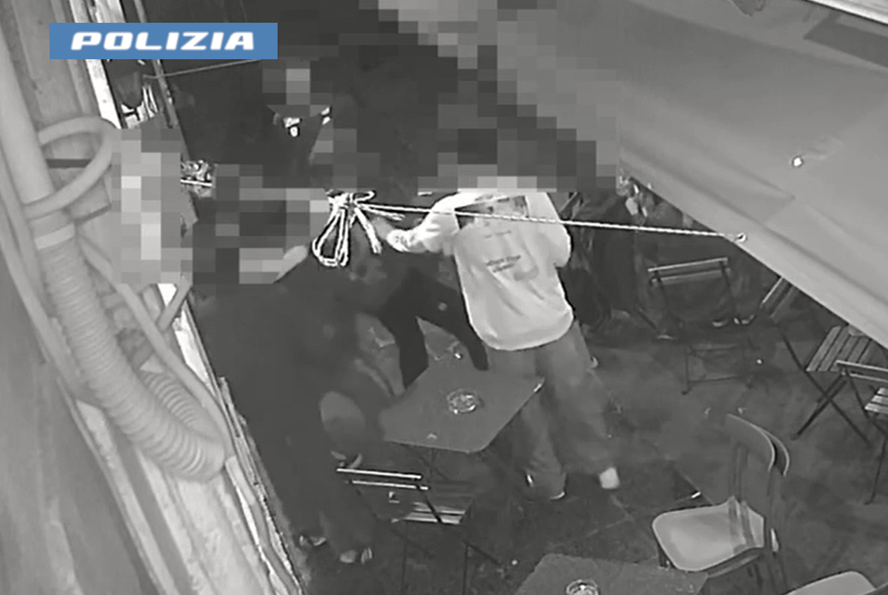 Catania, picchiano a sangue un giovane in centro: tre arresti