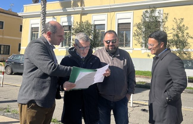 Riposto, avviati i lavori di riqualificazione tra il lungomare e Quartirello. Restyling per giochi e arredo urbano