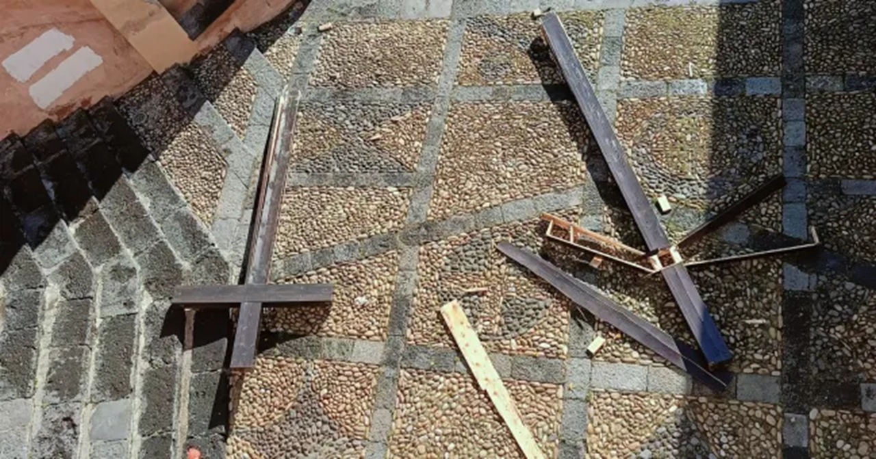 Croci distrutte dai vandali a Paternò: le parole dell’Arcivescovo