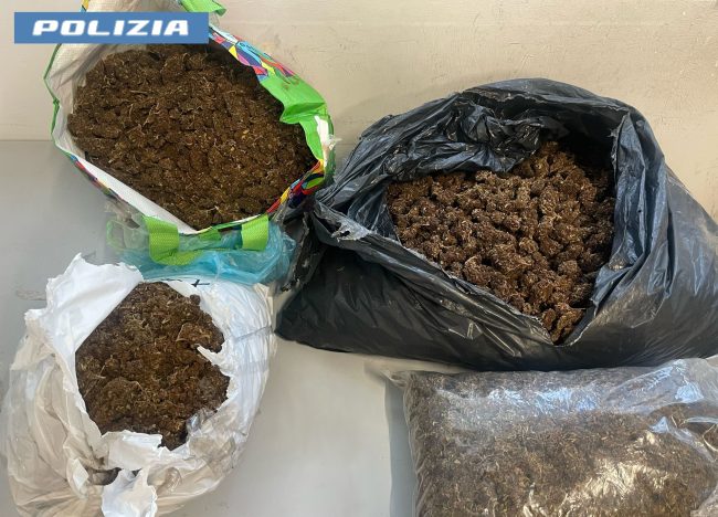 Due sacchi pieni di droga in un’area abbandonata del centro di Catania: sequestrati 12 kg di marijuana