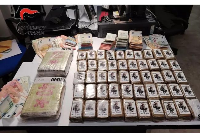 In auto con chili di droga e 20mila euro contanti: l’arresto a Trapani