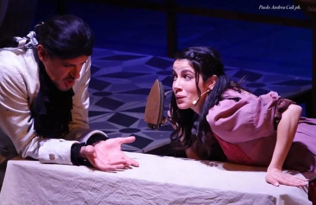 “La Locandiera” secondo Buio in Sala: forza, femminilità e modernità al Teatro Ambasciatori