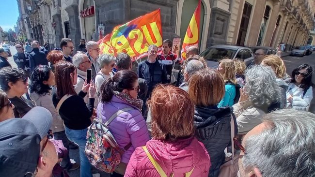 Fondazione ODA Catania: la protesta dei lavoratori (ancora senza stipendi) davanti all’Arcivescovado