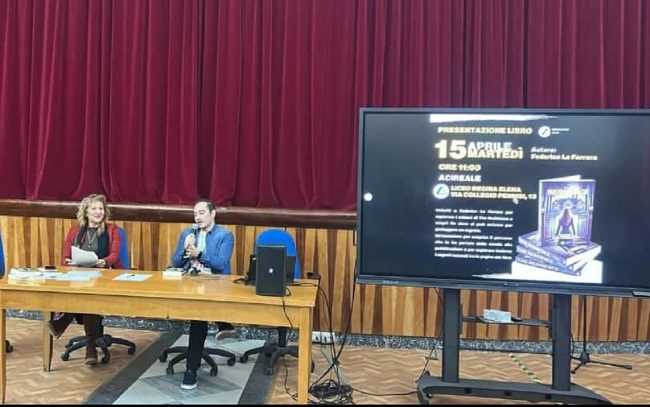 Un dialogo aperto con Federico La Ferrara, lo scrittore incontra gli studenti del Liceo Regina Elena di Acireale