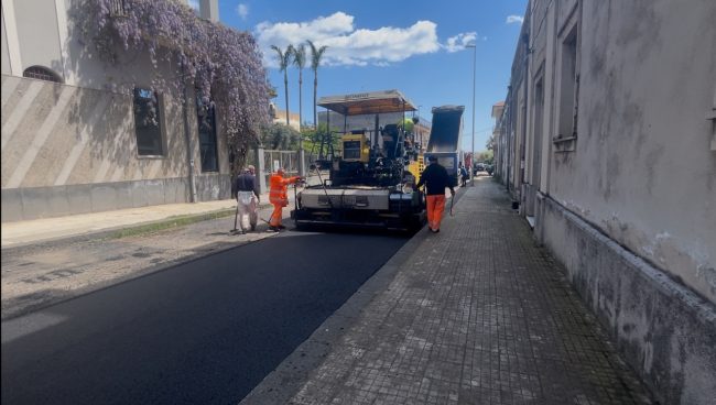 Le strade di Mascali si rifanno il look: in corso lavori di bitumazione su arterie ad alta densità veicolare