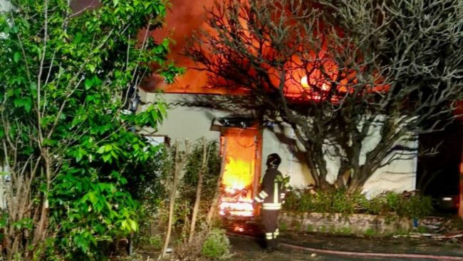 Incendio a Riposto, a fuoco una struttura con cinque appartamenti