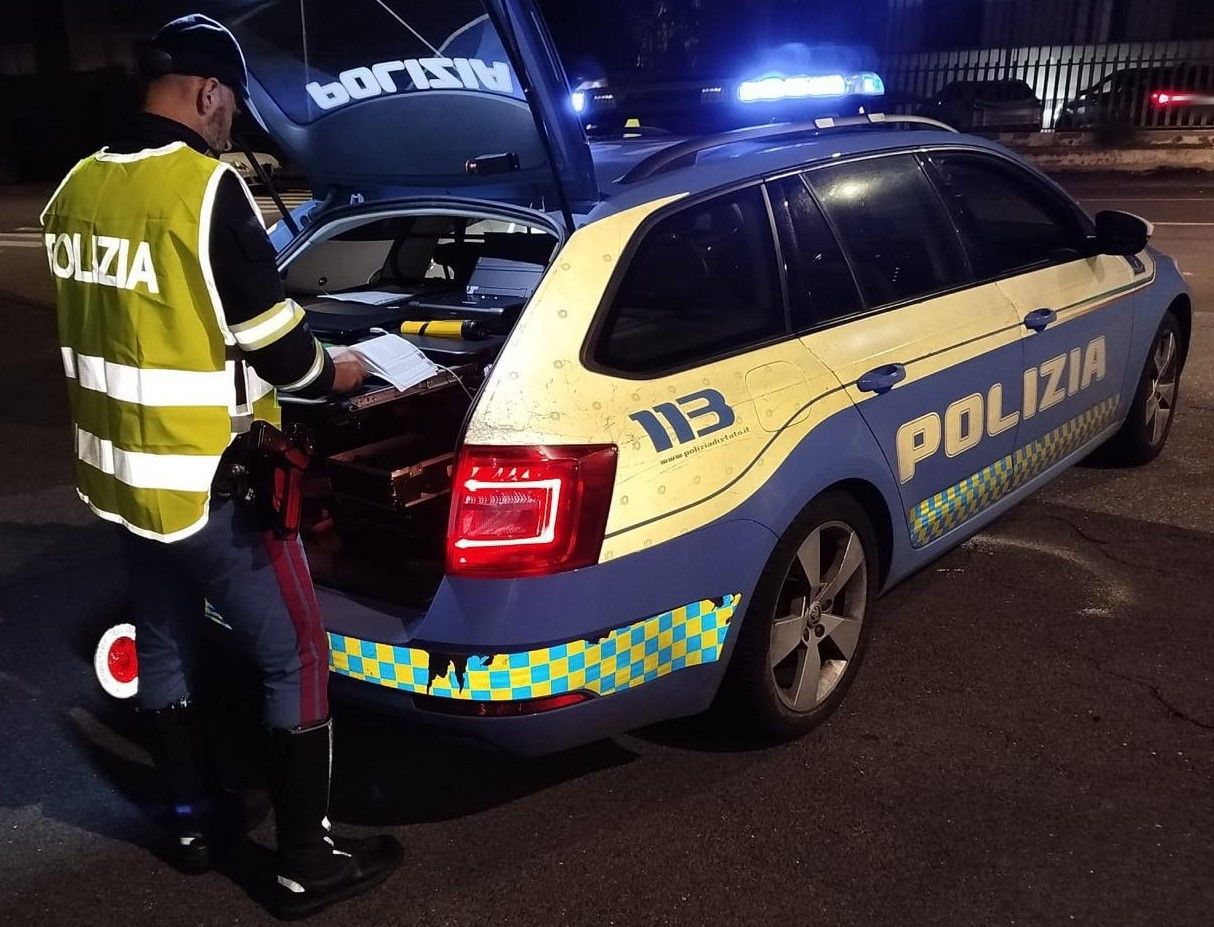 Nuova tecnica per la “truffa dello specchietto”: lancia lecca-lecca per simulare un danno