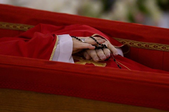 La bara di legno e il rosario tra le mani: le immagini della salma di Papa Francesco