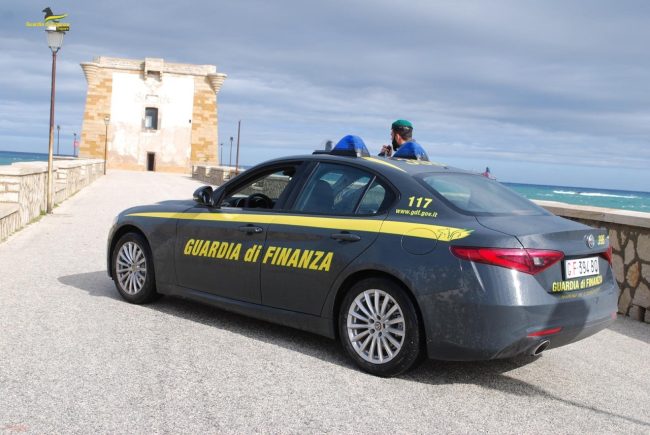 Si vestono da poliziotti armati e rapinano un uomo: 4 arresti a San Vito Lo Capo