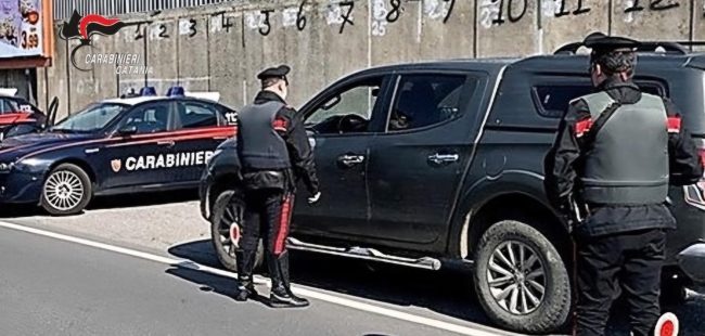 Piedimonte Etneo, 2 giovani fuggono durante un controllo e feriscono un carabiniere