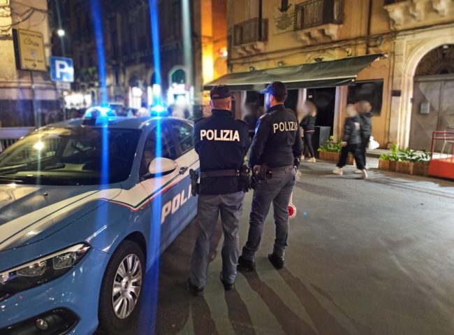 Scippo davanti a un locale del centro: ladro fermato da un poliziotto fuori servizio